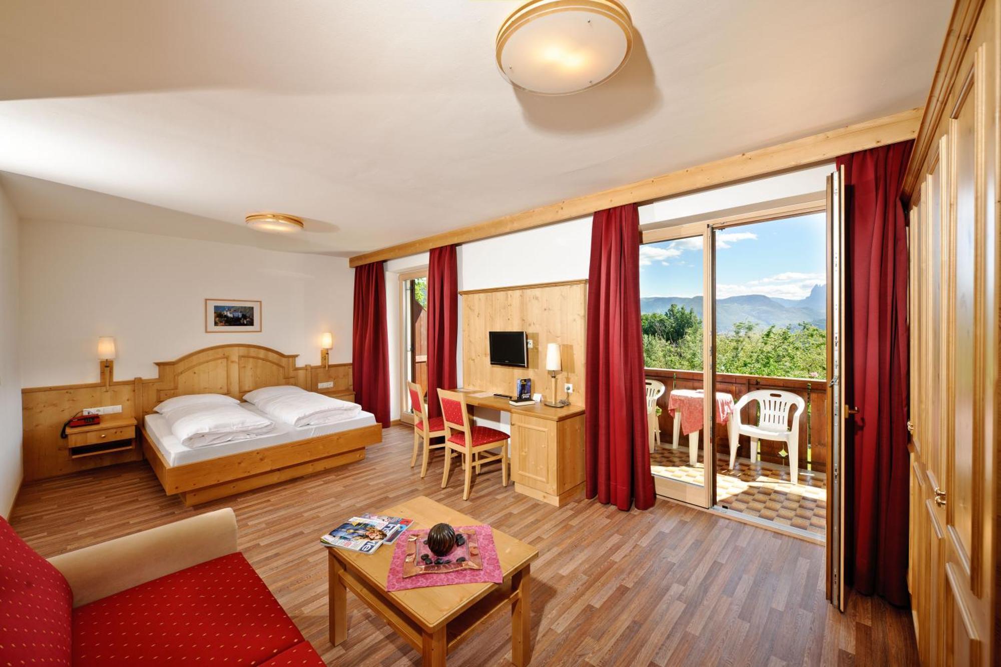 Hotel St. Justina Hof Appiano Sulla Strada Del Vino Bagian luar foto