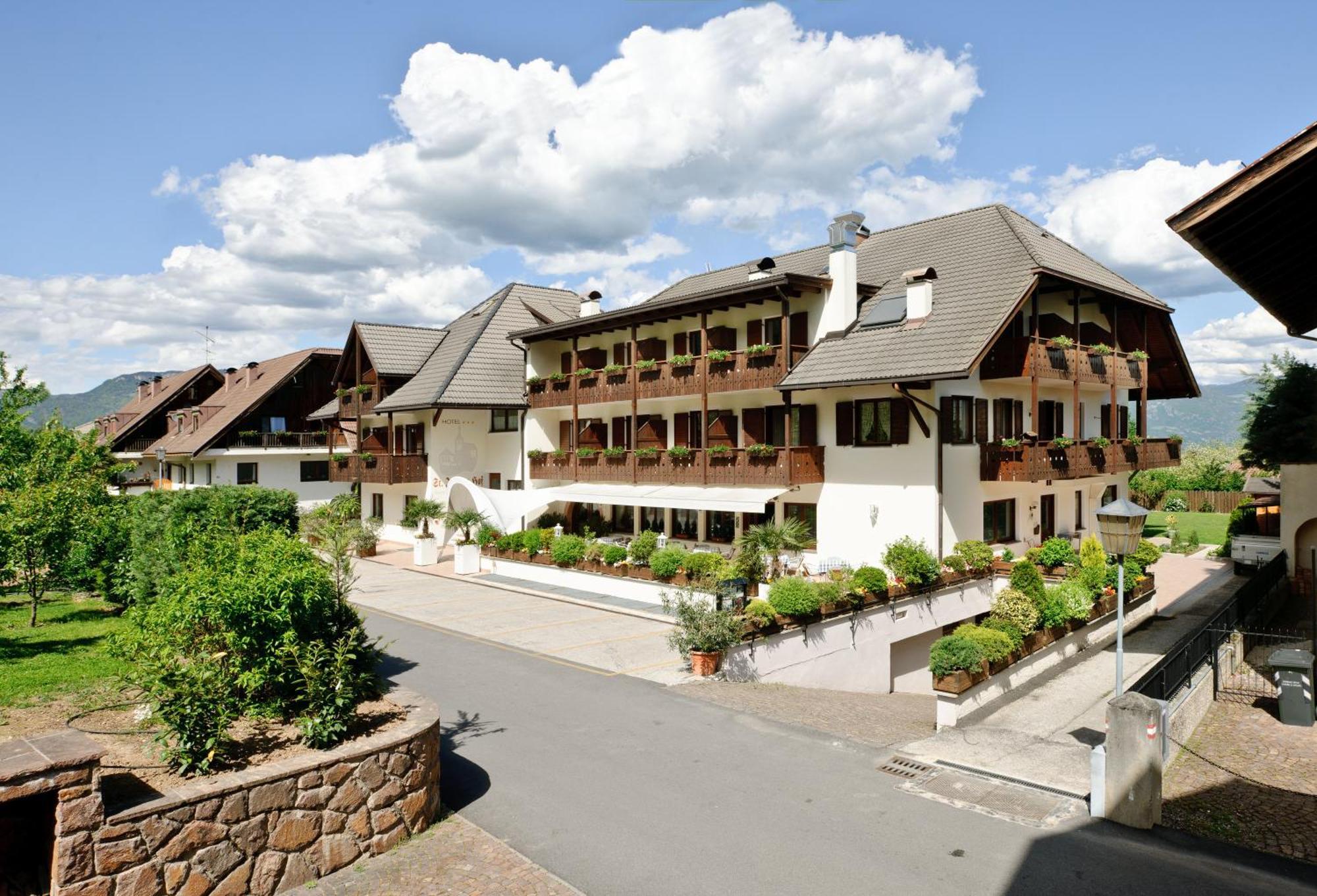 Hotel St. Justina Hof Appiano Sulla Strada Del Vino Bagian luar foto