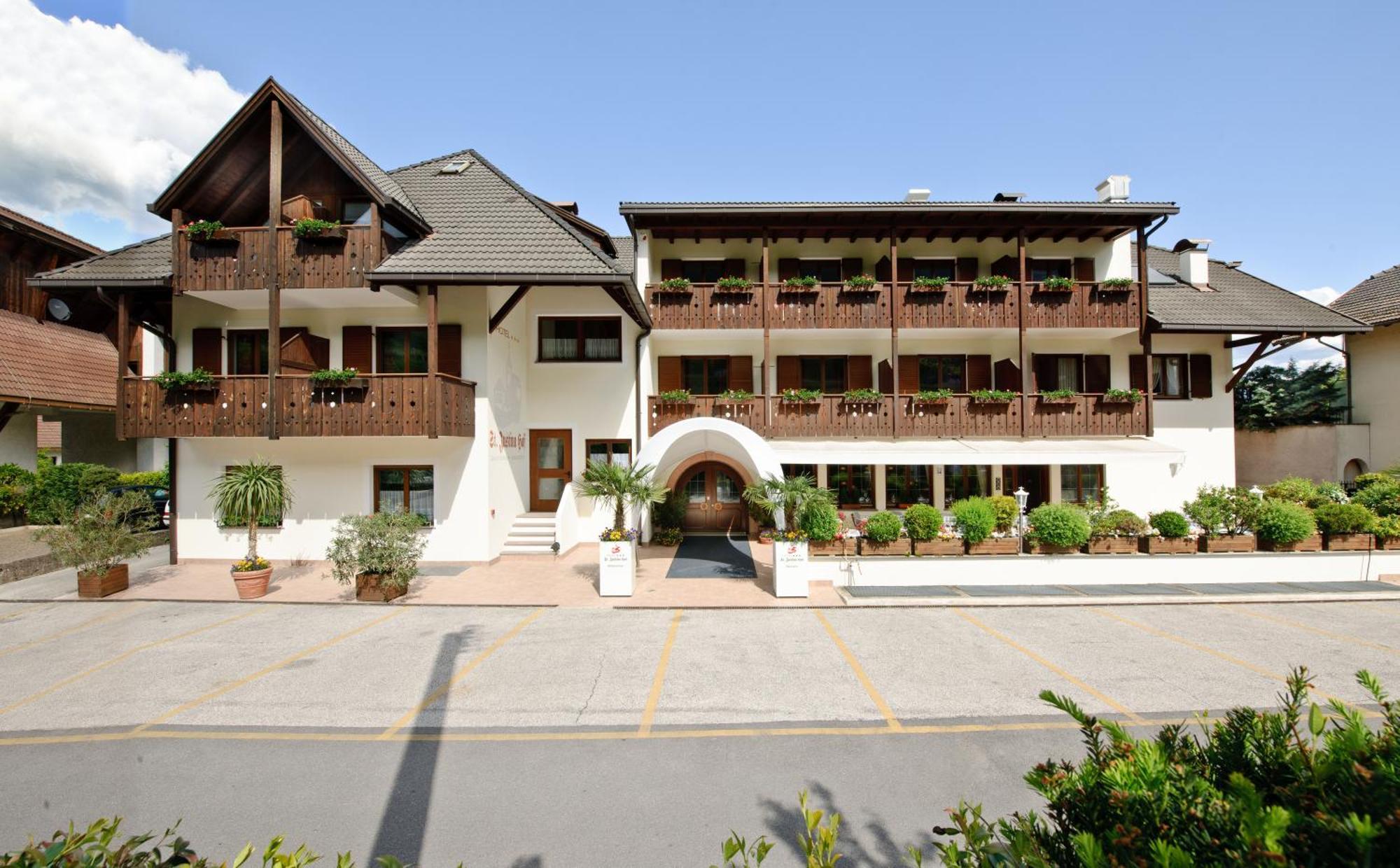 Hotel St. Justina Hof Appiano Sulla Strada Del Vino Bagian luar foto
