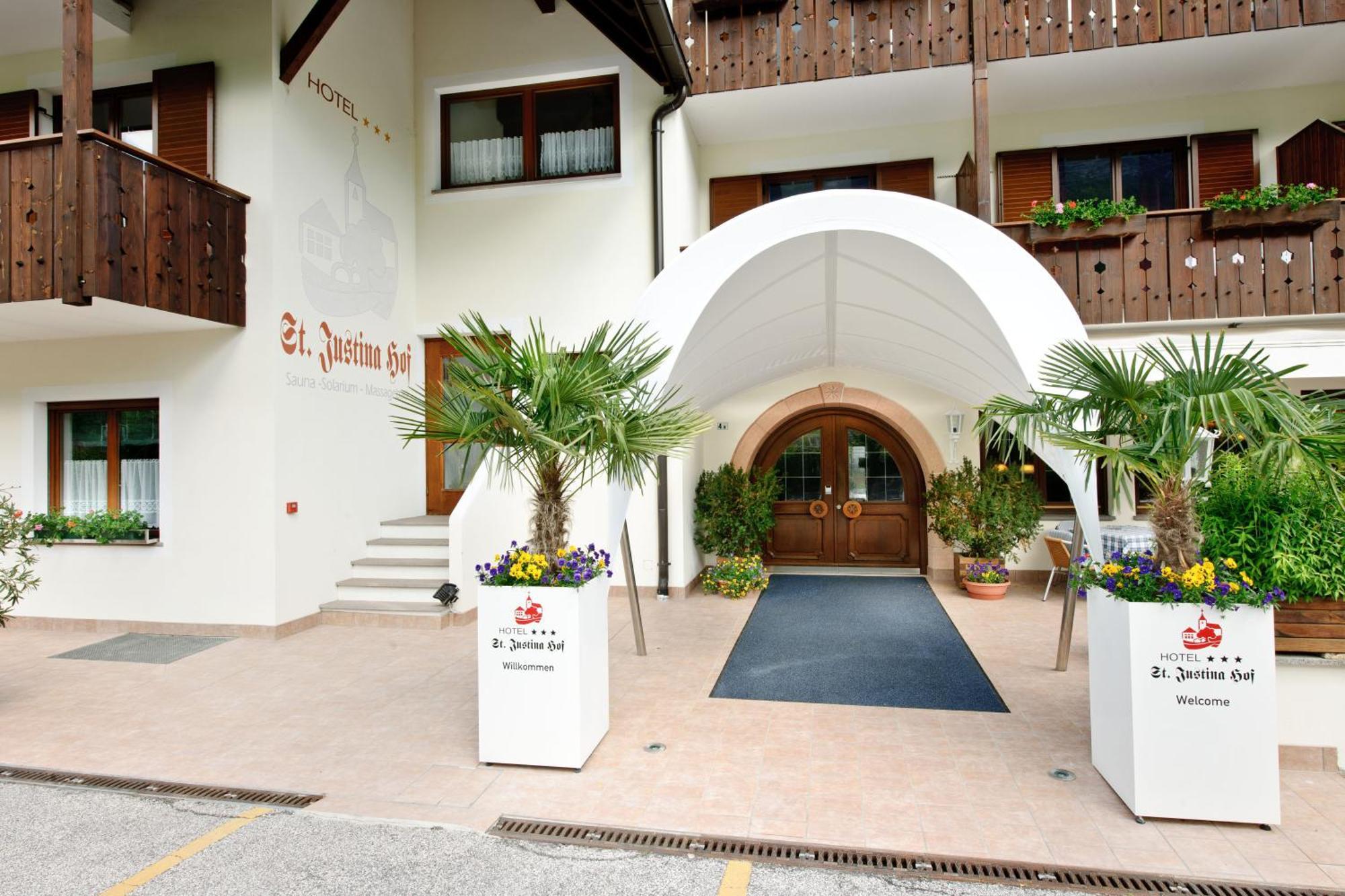 Hotel St. Justina Hof Appiano Sulla Strada Del Vino Bagian luar foto