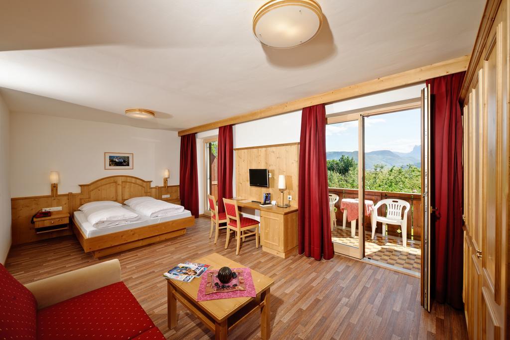 Hotel St. Justina Hof Appiano Sulla Strada Del Vino Bagian luar foto