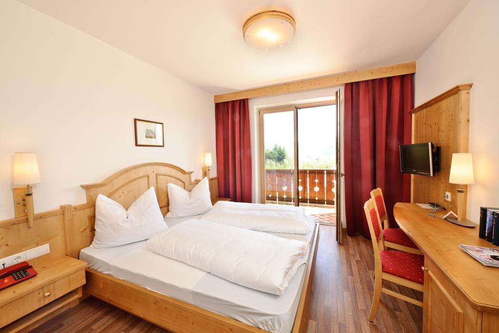 Hotel St. Justina Hof Appiano Sulla Strada Del Vino Bagian luar foto