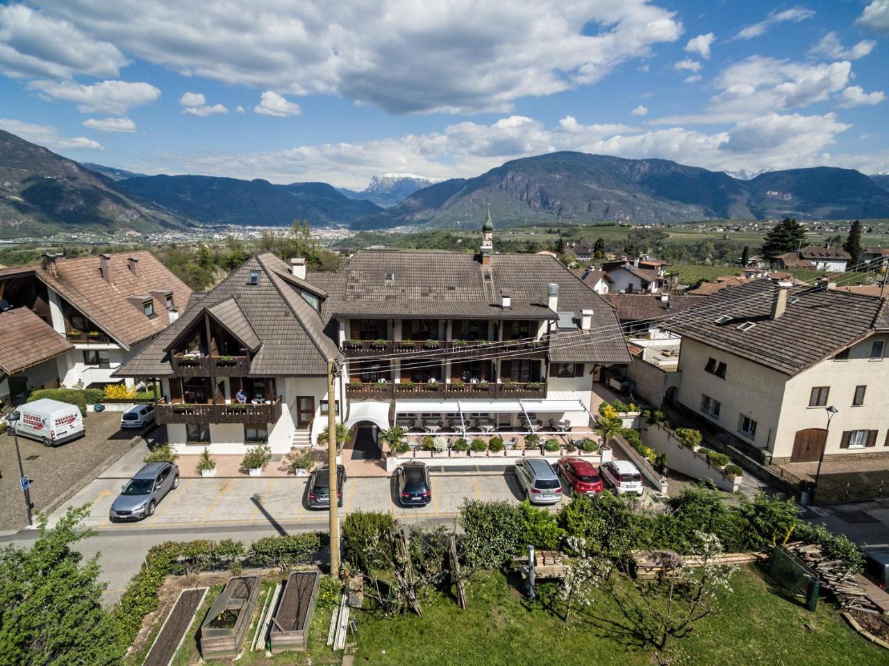 Hotel St. Justina Hof Appiano Sulla Strada Del Vino Bagian luar foto