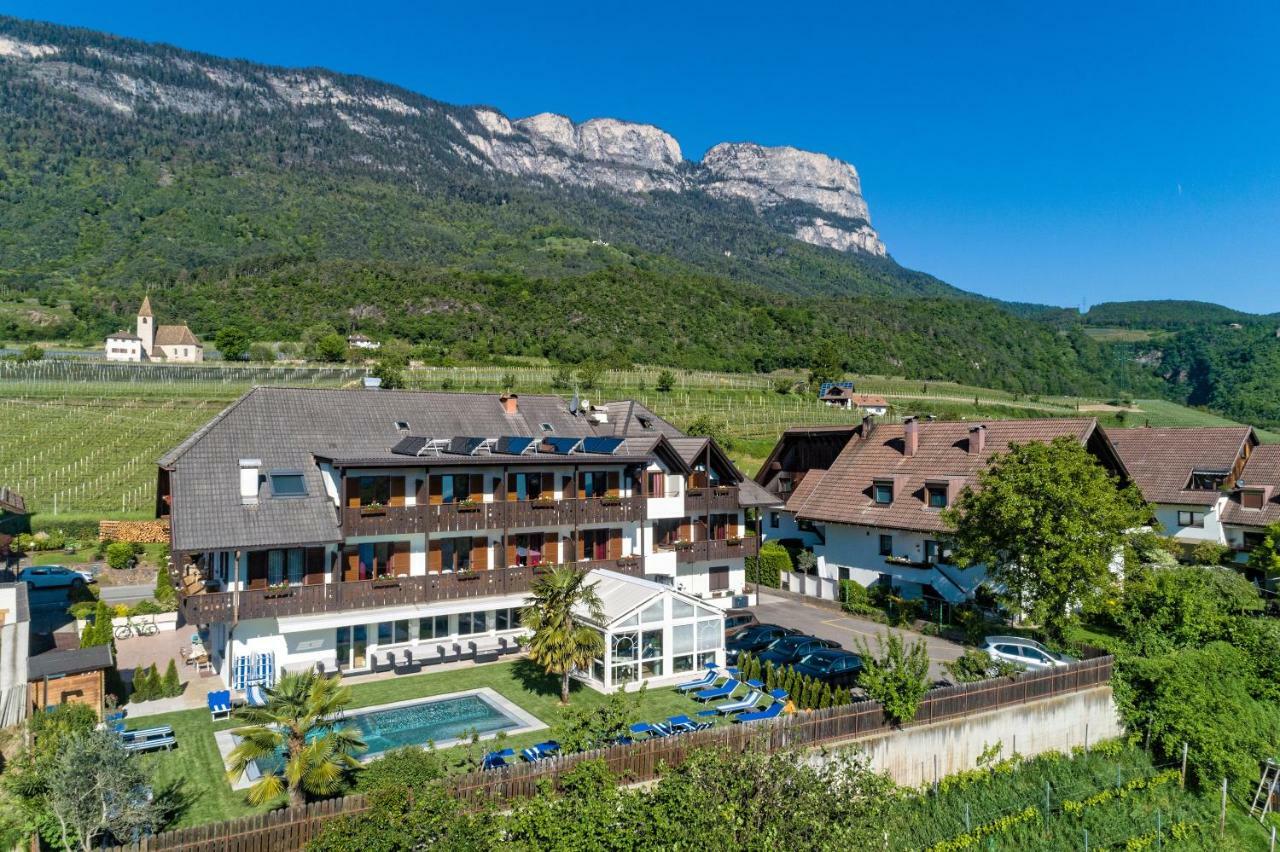 Hotel St. Justina Hof Appiano Sulla Strada Del Vino Bagian luar foto